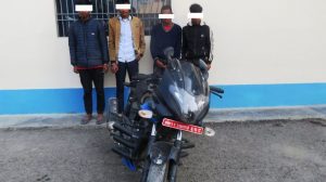 मोटरसाईकल सहित ४ जना पक्राउ